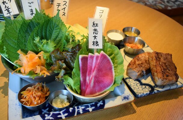 野菜がたくさん取れる「生サムギョプサル」（写真は２人前）
