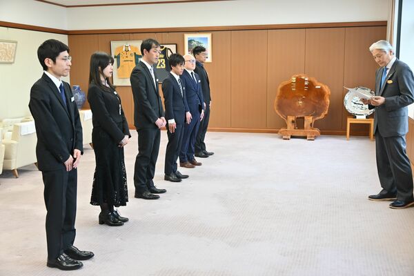 能登半島地震の被災地での職務を福田知事（右）に報告する県職員＝１日午後、県庁