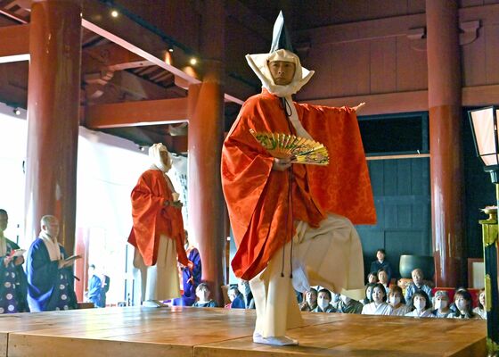 声明が響く中、奉納される延年舞＝17日午前９時５分、日光市山内