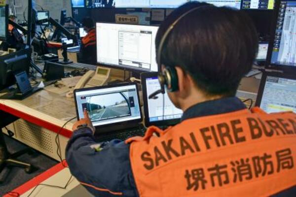 堺市消防局の消防指令センターでドライブレコーダーの映像を確認する職員=堺市(PC画面の個人情報にぼかしを入れています)