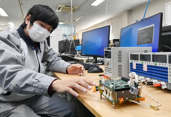 大日光・エンジニアリングのキューブサットに搭載される電源システムの試作品＝14日午前、日光市根室
