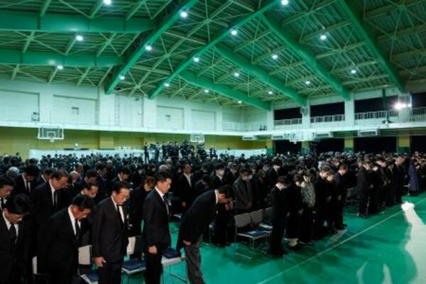 　能登半島地震と豪雨の追悼式で、地震発生時刻に合わせ黙とうする参列者＝１日午後４時１０分、石川県輪島市