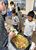 焼きそばの盛り付けに見入る子どもたち＝10日午後６時20分、宇都宮市曲師町