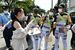 交通安全を呼びかける栃木ＧＢの選手ら