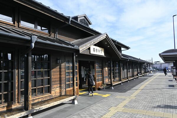 昭和レトロな外観の東武下今市駅