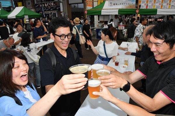 クラフトビールで乾杯する来場者