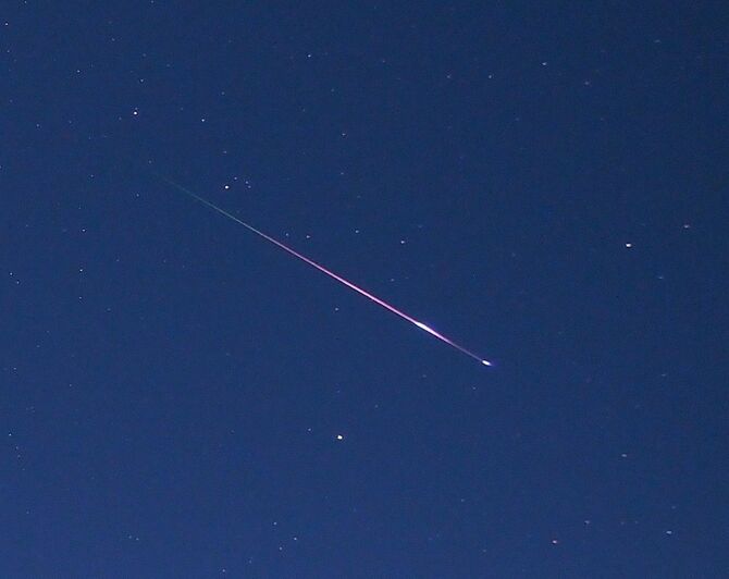 オリオン座流星群の流星＝１０月２１日午前１時２５分、那須町湯本、田崎さん撮影