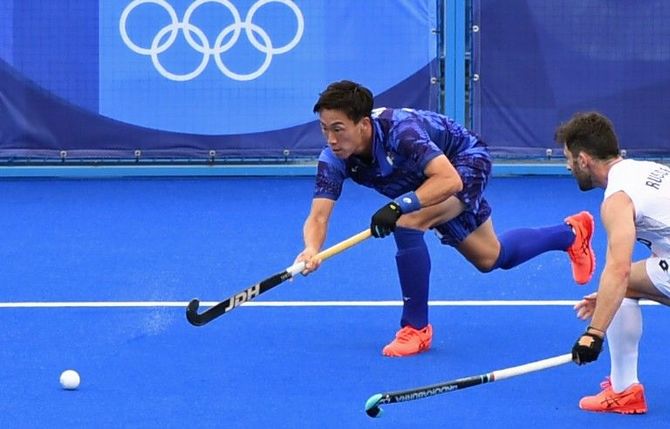 霧下義貴は攻守で健闘。「やっぱりオリンピックは普通の試合とは雰囲気が全然違う」と楽しみながらプレーした=7月27日、大井ホッケー場ノースピッチ