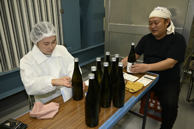 ラベルを貼る塩原温泉の有志ホテル・旅館のメンバー＝鹿沼市