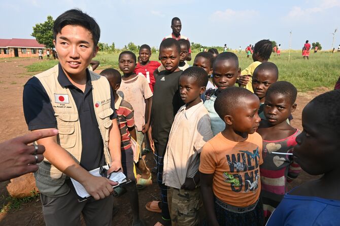 チャングワリ難民居住区の子どもたちに寄り添う秋山さん(左)