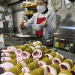 春色の味ずらり　桜餅作り大忙し　県内和菓子店「こだわりの焼き皮を楽しんで」