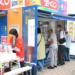 一獲千金を夢見て列　サマージャンボ宝くじ、きょうから一斉発売　来月８日…