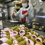 春色の味ずらり　桜餅作り大忙し　県内和菓子店「こだわりの焼き皮を楽しん…