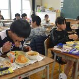 足利の毛野小でお楽しみ給食　卒業控える６年生　おかずやデザート選択