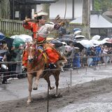 日光東照宮で流鏑馬神事　悪天候でも見事命中　射手の妙技に見物客「感激」