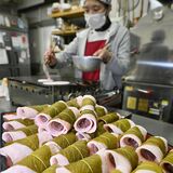 春色の味ずらり 桜餅作り大忙し 県内和菓子店「こだわりの焼き皮を楽しんで」