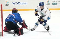 成年１２年ぶり決勝へ アイスホッケー