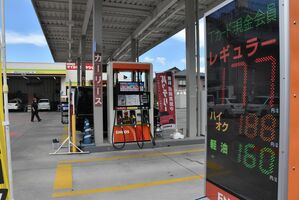 レギュラーガソリンの会員価格「１７７円」の表示。国の補助金縮小などにより値上がりが続いている＝７日午後、宇都宮市不動前２丁目