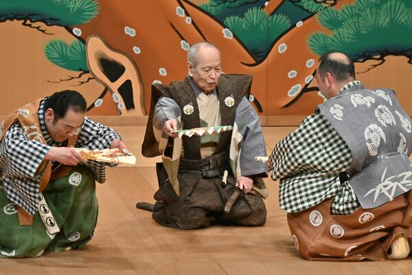 「連歌盗人」で金持ちの亭主役を演じた野村万作さん（中央）＝８日午後、県総合文化センター