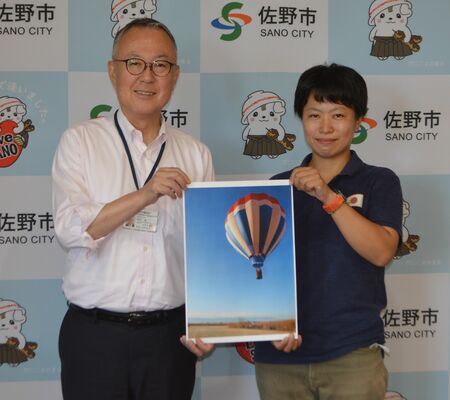熱気球女性世界選手権に初出場する江田さん（右）と激励する金子市長