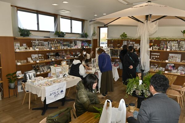 ハンドメイド作家の作品が棚に並ぶコミュニティーカフェでくつろぐ利用者