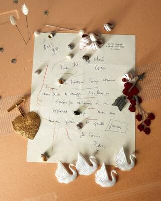 　ジャン　コクトーからガブリエル　シャネルへの手紙（１９５１年　ＣＨＡＮＥＬ　ブローチ　１９９３年春夏　プレタポルテ　コレクション―パリ、パトリモアンヌ・シャネル蔵　（Ｃ）ＣＨＡＮＥＬ／Ｒｏｅ　Ｅｔｈｒｉｄｇｅ　（Ｃ）Ａｄａｇｐ／Ｃｏｍｉｔｅ　Ｃｏｃｔｅａｕ，Ｐａｒｉｓ，２０２５）（提供写真）