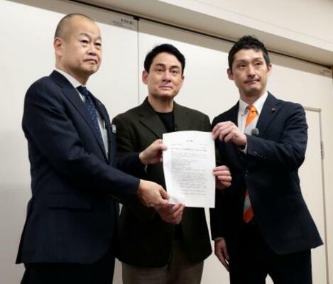 　立ち入り検査を求める要望書を北海道の担当者に提出したアルピニストの野口健さん（中央）＝２４日午後、道庁