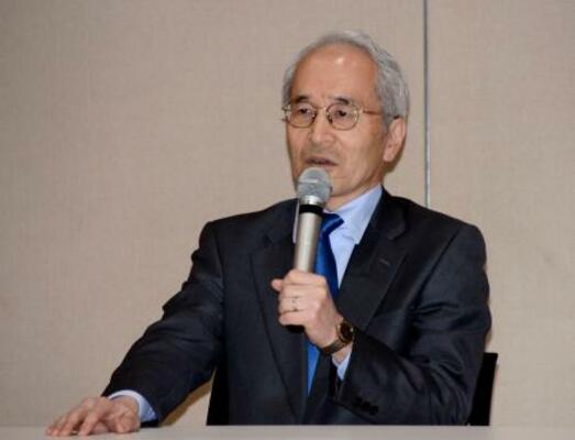 記者会見する読売テレビの松田陽三社長=12日午後、大阪市中央区