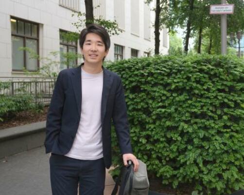 　ベルリンの街角で取材に応じるピアニストの久末航＝６月（共同）