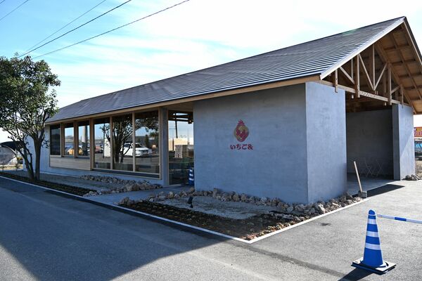 農園内に整備した和スイーツ専門店「いちご&」=10日午前、小山市