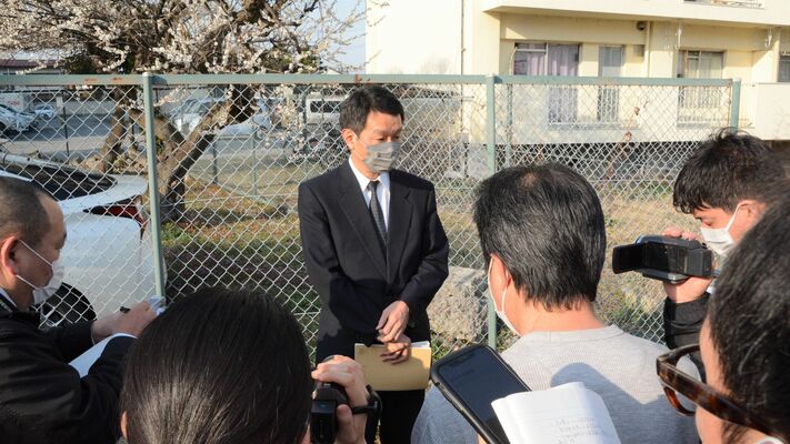 民事訴訟の結審後、報道陣の取材に応じる遺族の奥さん＝８日午後３時45分、宇都宮市小幡１丁目