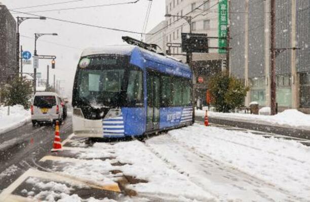 　脱線した「万葉線」の路面電車＝２４日午後、富山県高岡市