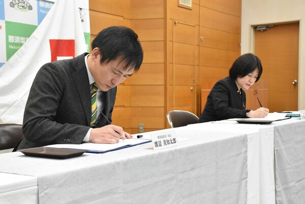 合意書に署名する渡辺市長（左）と東電ＰＧの佐藤常務執行役員