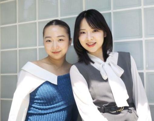 ダブルキャストで主人公を演じる岡崎かのん(右)と梁世姫=東京都新宿区