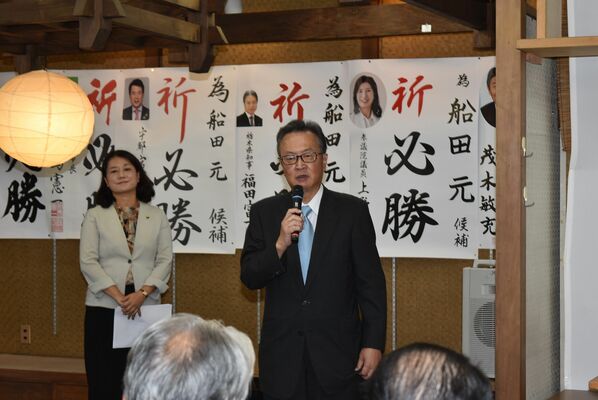 開所式であいさつする船田氏（右）＝12日午前、宇都宮市宮町