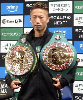 　チャンピオンベルトと写真に納まるＷＢＣバンタム級新王者の井上拓真＝２５日、横浜市の大橋ジム