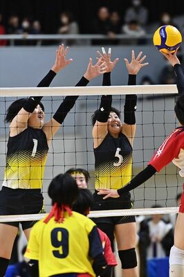 国学栃木の攻守をけん引するミドルブロッカー増田（左）とレフト星＝県大会決勝より