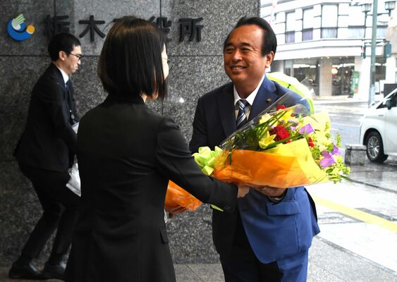 初登庁し、花束を受け取る琴寄市長