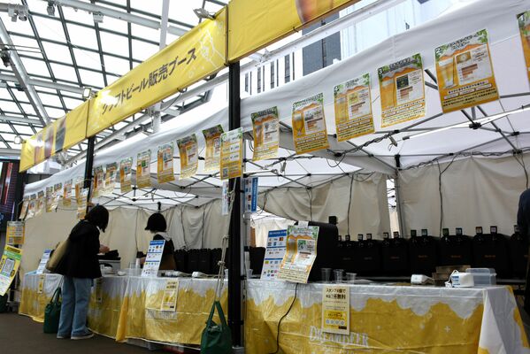 「クラフトビール総選挙　ｉｎ宇都宮」が行われたオリオンスクエア＝４月６日、宇都宮市