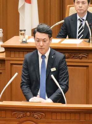 　大阪市議会で発言する横山英幸市長＝６日午後