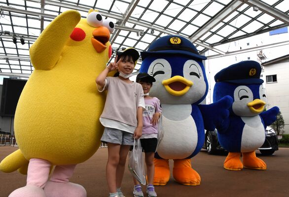 青少年らにＳＮＳの正しい利用を呼びかけた県警などの広報啓発活動＝９日午前、宇都宮市江野町