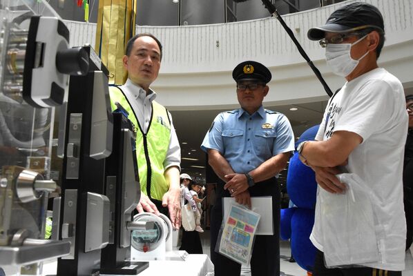 買い物客に施錠の重要性などを説明する警察官ら＝４日午前、宇都宮市陽東６丁目