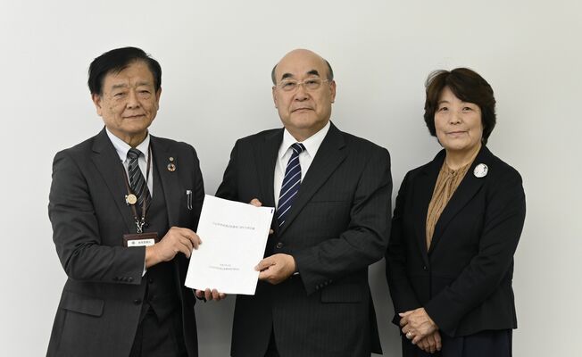濱口教育長（左）に提言書を手渡す金井会長（中央）と荒井友子副会長