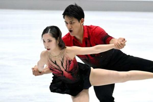 　ペアＳＰ　演技する三浦璃来（左）、木原龍一組＝オーベルストドルフ（共同）