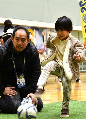 キックターゲットに挑戦する参加者