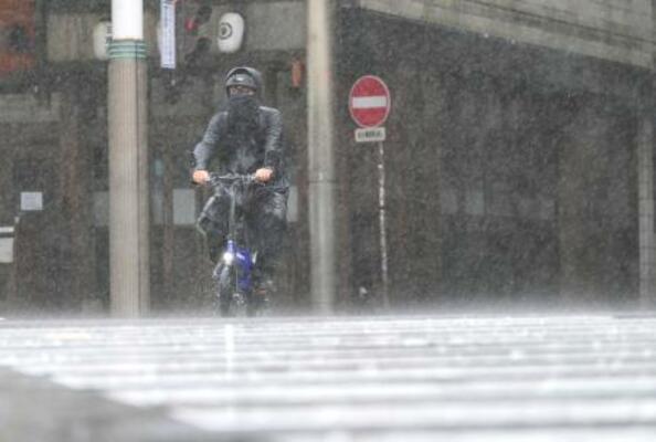 台風6号の影響で雨が強まる中、自転車で走る男性=2日午後、宮崎市