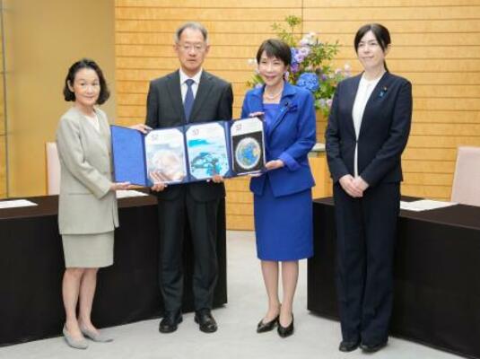日本学術会議の光石衛会長(中央左)らと記念写真に納まる高市首相(同右)=12日午後、首相官邸
