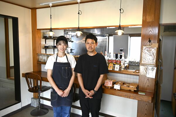 店内に立つ益子さん夫妻