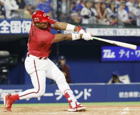 　９回広島１死一塁、モンテロが左越えに決勝の２ランを放つ＝横浜