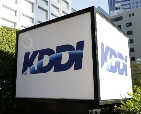 ＫＤＤＩの看板＝２０２６年２月２２日、東京都新宿区